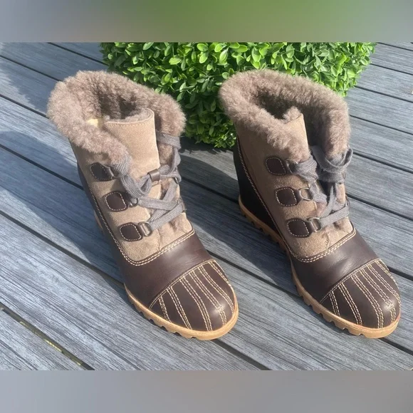 Women’s UGG Alasdair Leather Wedge Ankle Booties - Picture 3 of 8